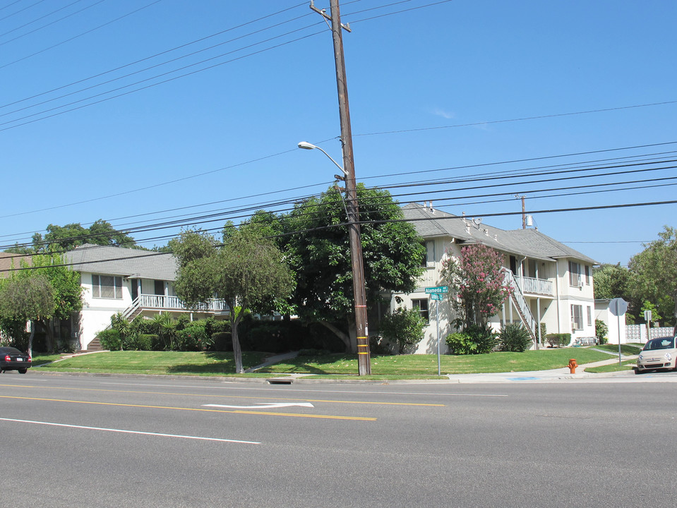 The Chateau Apartments in Burbank, CA - Building Photo