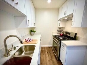 4260 Pepper Dr, Unit Studio on Pepper in San Diego, CA - Foto de edificio - Building Photo