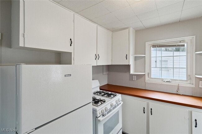 property at 286 E 238th St