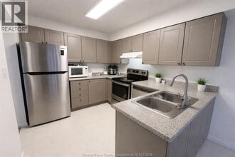 4209 Pioneer Ave in Windsor, ON - Building Photo - Building Photo