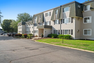 Summit Square in Rochester, MN - Building Photo - Building Photo