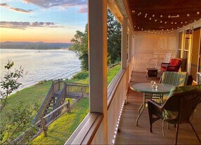 83 Main St in East Haddam, CT - Building Photo