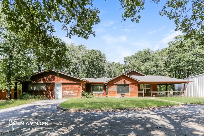 1801 Whispering Oaks St in Burleson, TX - Foto de edificio