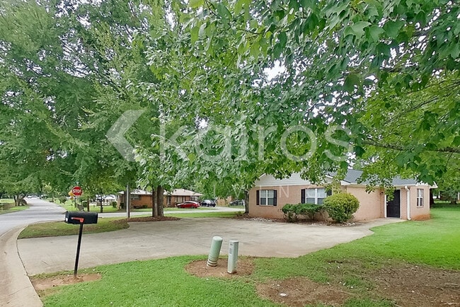 305 Deer Park Dr in Athens, GA - Building Photo - Building Photo