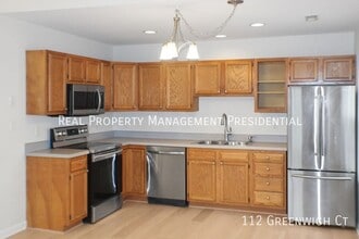 112 Greenwich Ct in Charlottesville, VA - Foto de edificio - Building Photo
