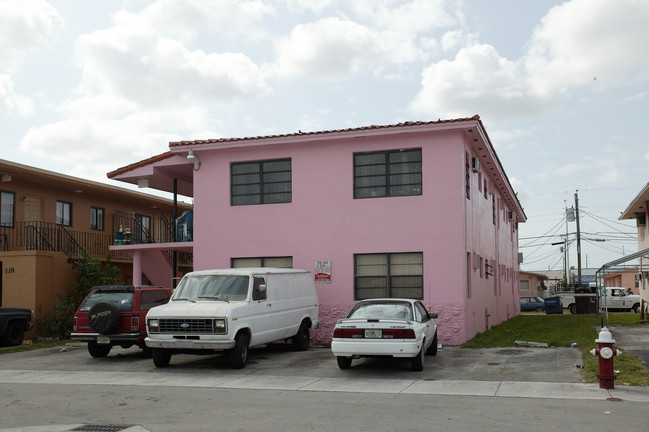 130 W 26th St in Hialeah, FL - Foto de edificio - Building Photo