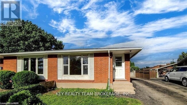 10 Hill Park Ln in St Catharines, ON - Building Photo - Building Photo