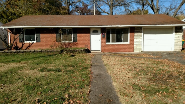 2433 St Clair Ave in Granite City, IL - Foto de edificio - Building Photo