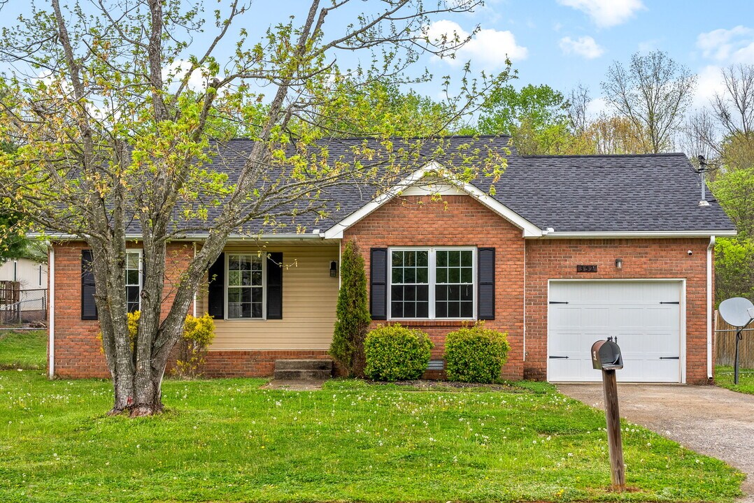 352 Broadmore Dr in Clarksville, TN - Building Photo