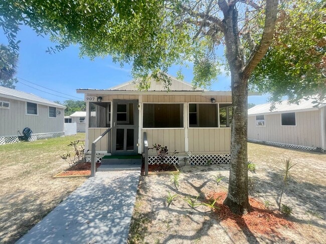 property at 907 S Washington Ave