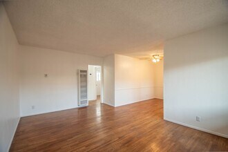 15033 Burbank Blvd, Unit 05 in Los Angeles, CA - Building Photo - Building Photo
