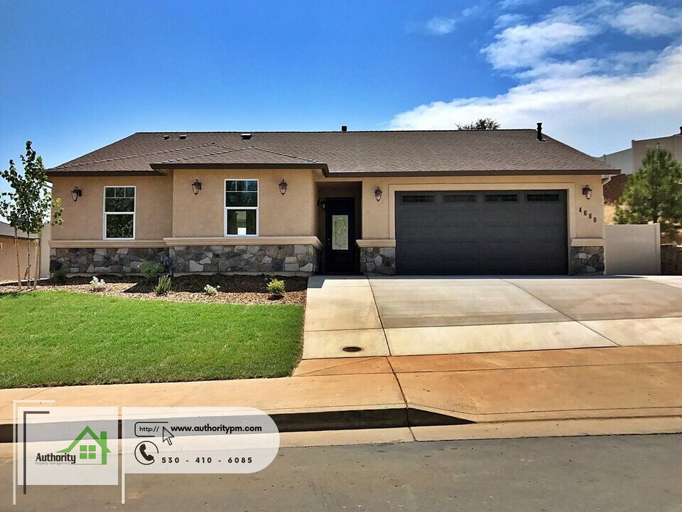 4680 Risstay Way in Shasta Lake, CA - Foto de edificio