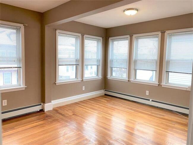 169 Harvard St, Unit 2 in Medford, MA - Foto de edificio - Building Photo