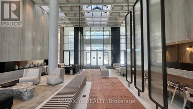 225 Commerce St in Vaughan, ON - Building Photo - Building Photo