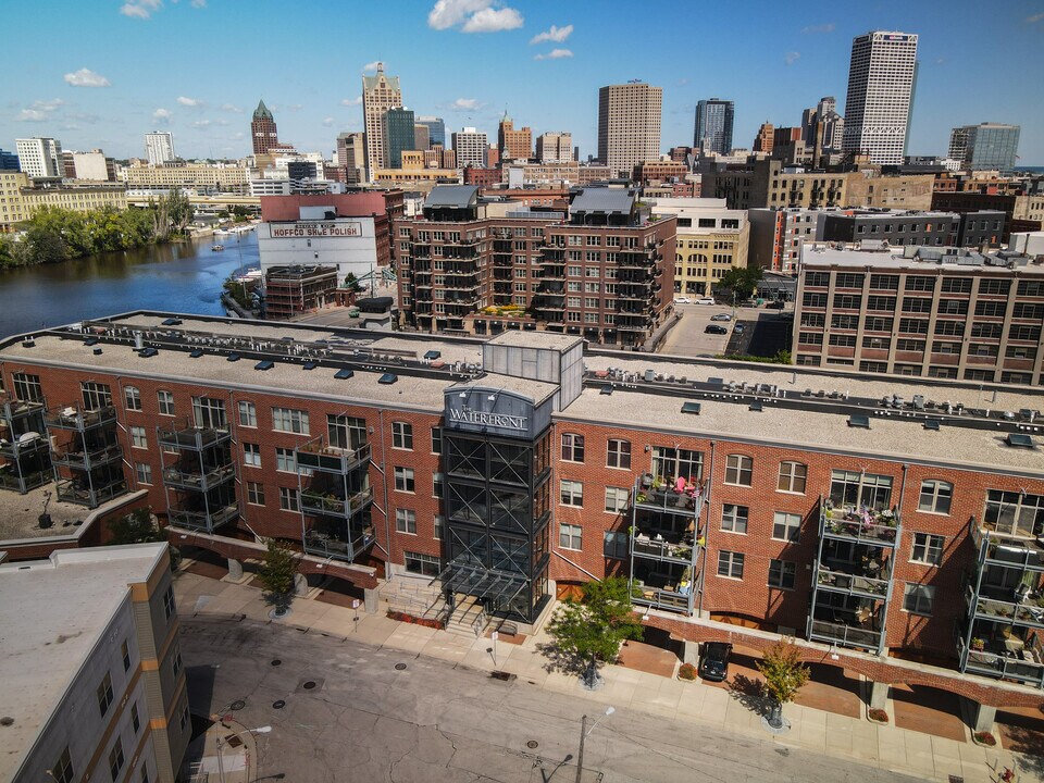 130 S Water St, Unit Waterfront in Milwaukee, WI - Building Photo