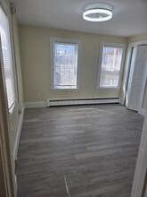 45 Providence St, Unit 2 in West Warwick, RI - Foto de edificio - Building Photo