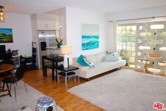 22351 Pacific Coast Hwy in Malibu, CA - Building Photo - Building Photo