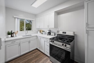 Hillsdale Garden in San Mateo, CA - Building Photo - Building Photo
