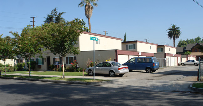 642 N Raymond Ave in Pasadena, CA - Foto de edificio - Building Photo