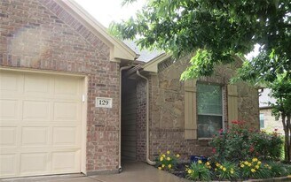 129 Sierra Dr in Waxahachie, TX - Building Photo