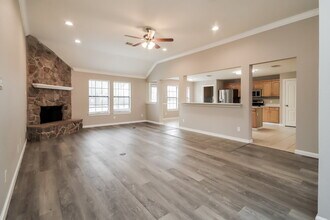 410 Wisdom St in Crosby, TX - Foto de edificio - Building Photo