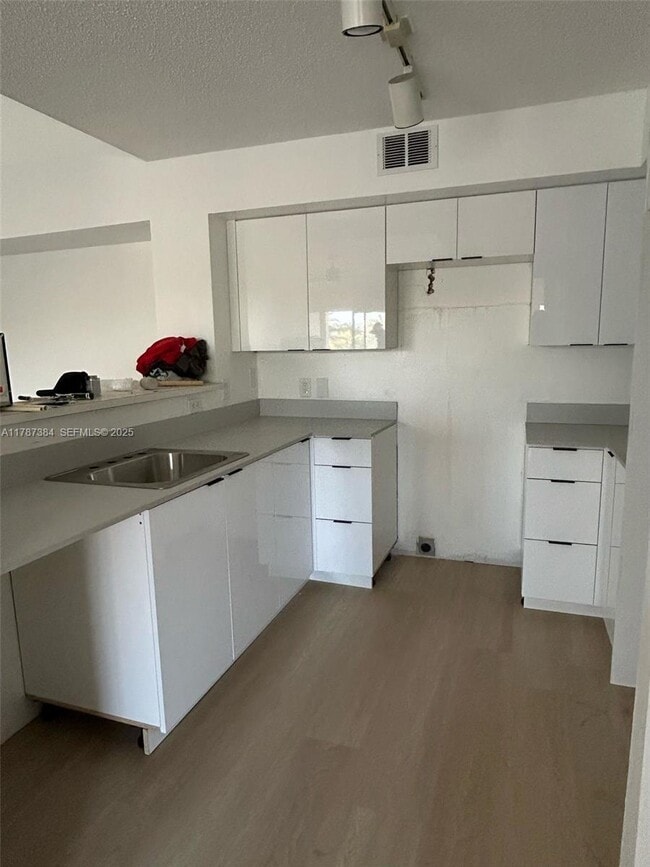 4320 NW 107th Ave in Doral, FL - Building Photo - Building Photo