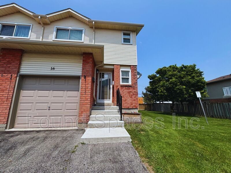 15 15 Derby St in Hamilton, ON - Building Photo
