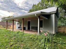 135 Michigan Ave in Asheville, NC - Building Photo