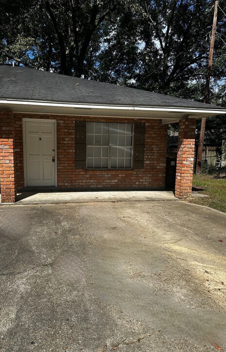 42185 Deborah Dr in Hammond, LA - Foto de edificio