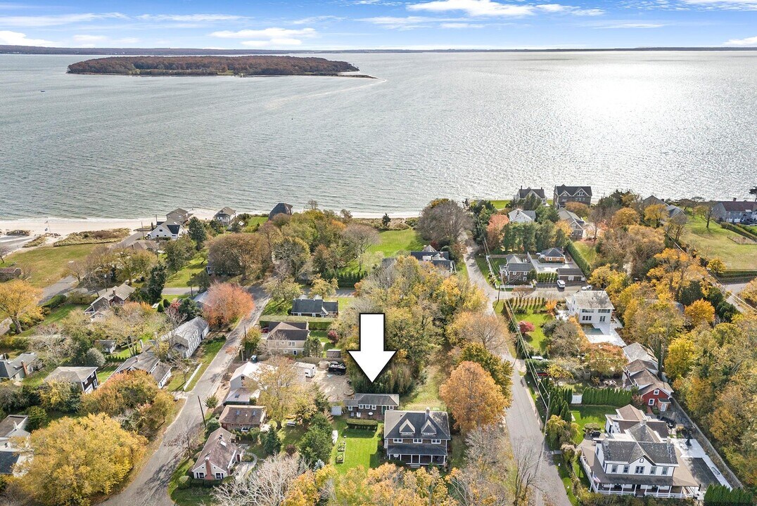 16640 Main St in Southold, NY - Building Photo