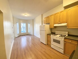 96 Hammond St, Unit 3 Apartamentos