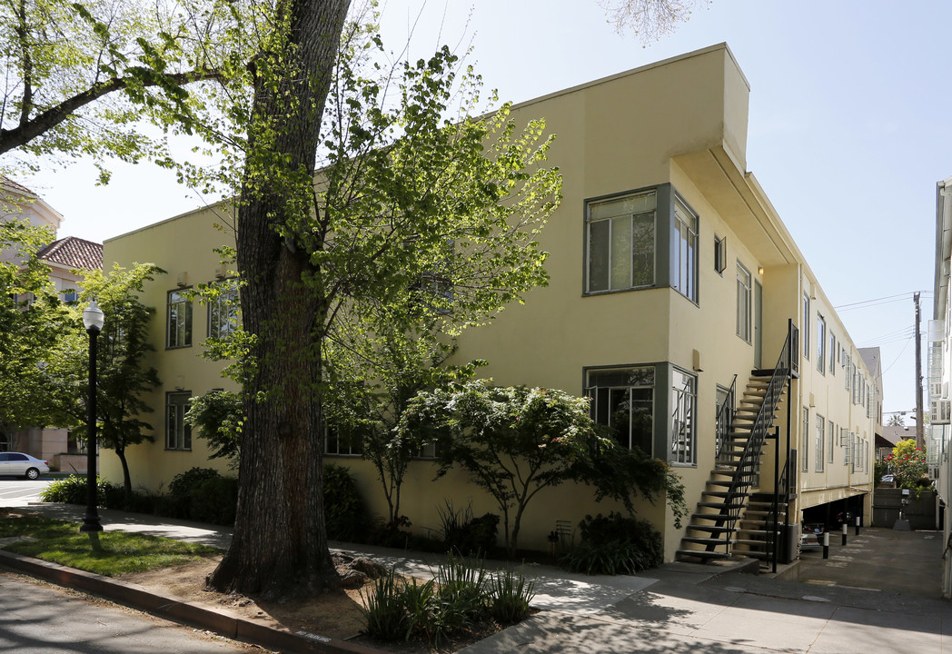 McCafferty Manor in Sacramento, CA - Building Photo