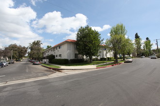 Quakertown Apartments in Woodland Hills, CA - Building Photo - Building Photo