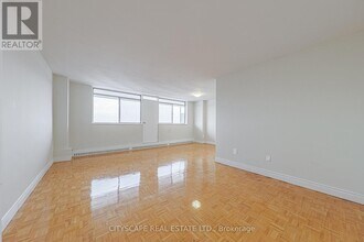 100 Rowena Dr in Toronto, ON - Building Photo - Building Photo
