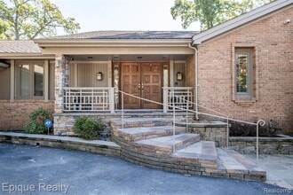 135 W Hickory Grove Rd in Bloomfield Hills, MI - Building Photo - Building Photo