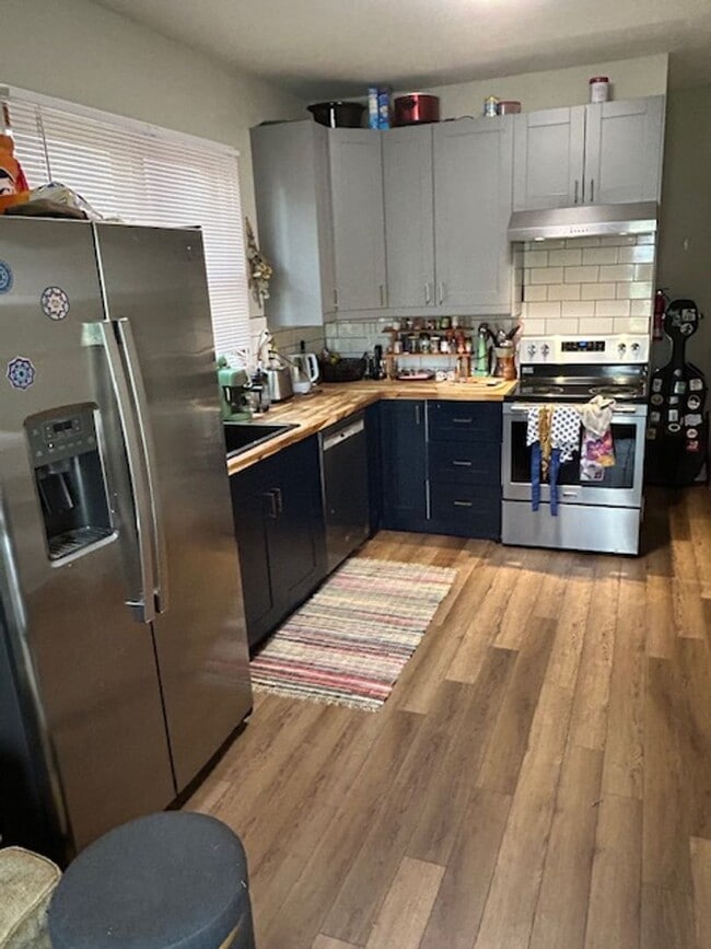 property at 940 W Lovell St