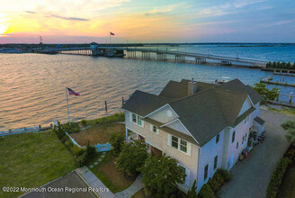 306 Old Bridge St in Mantoloking, NJ - Foto de edificio - Building Photo