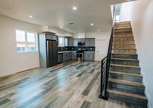 156 Mariposa Ave in Los Angeles, CA - Building Photo - Building Photo