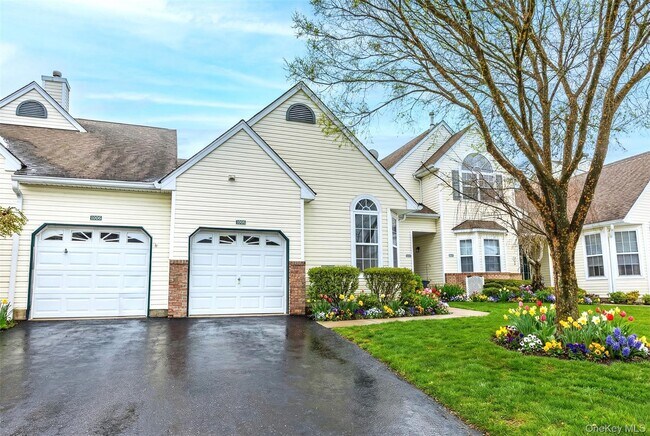 1005 Constance Ln in Port Jefferson Station, NY - Building Photo - Building Photo