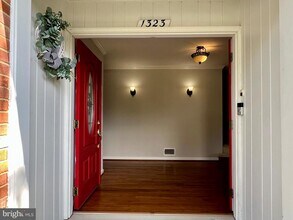 1323 MacBeth St in McLean, VA - Building Photo - Building Photo
