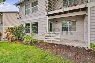 15060 NW Central Dr in Portland, OR - Building Photo - Building Photo