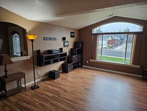 978 SW Princeton Pl in Grants Pass, OR - Building Photo - Building Photo