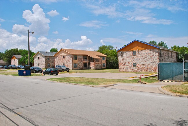 210 Renfro St in Grand Prairie, TX - Foto de edificio - Building Photo