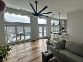 43 1st St in Windham, NH - Foto de edificio - Building Photo