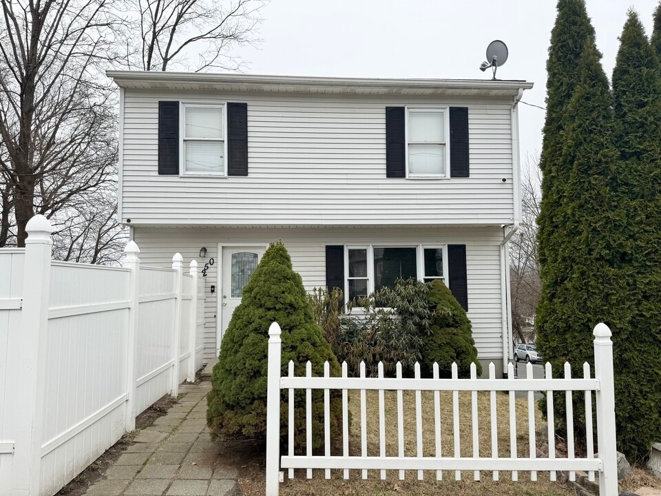 250 Madison St in Waterbury, CT - Building Photo