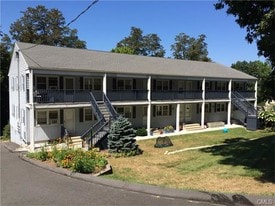 100 Pumpkin Hill Rd, Unit 18 in New Milford, CT - Building Photo