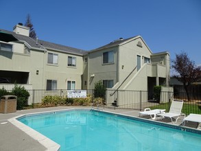 Village Pointe Apartments in Carmichael, CA - Building Photo - Building Photo