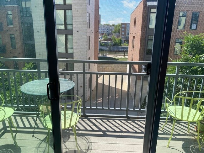 2080 N Commerce St, Unit 206 in Milwaukee, WI - Building Photo - Building Photo