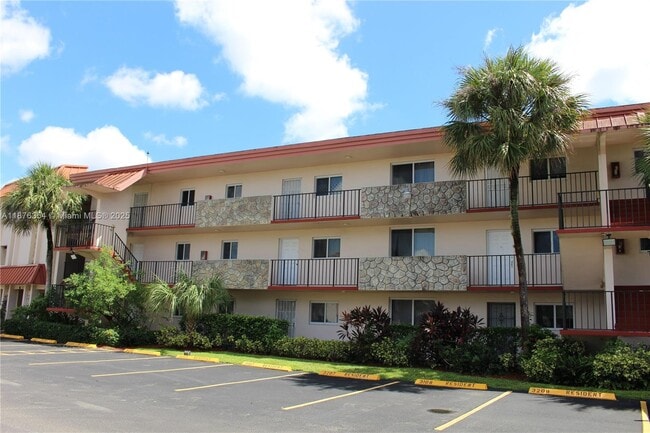 1080 Del Lago Cir in Sunrise, FL - Building Photo - Building Photo
