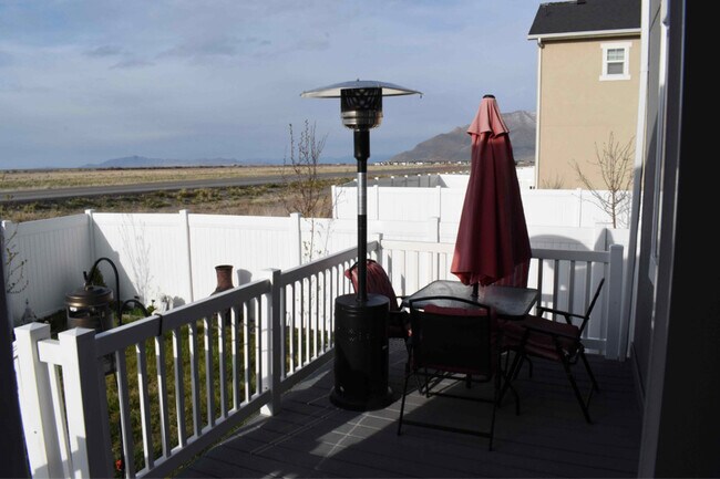 1044 W Osprey Dr in Stansbury Park, UT - Foto de edificio - Building Photo